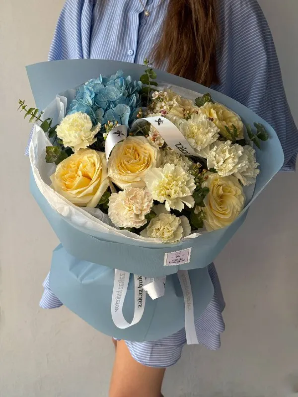 Букет "Клео" из гвоздики, гортензий и роз