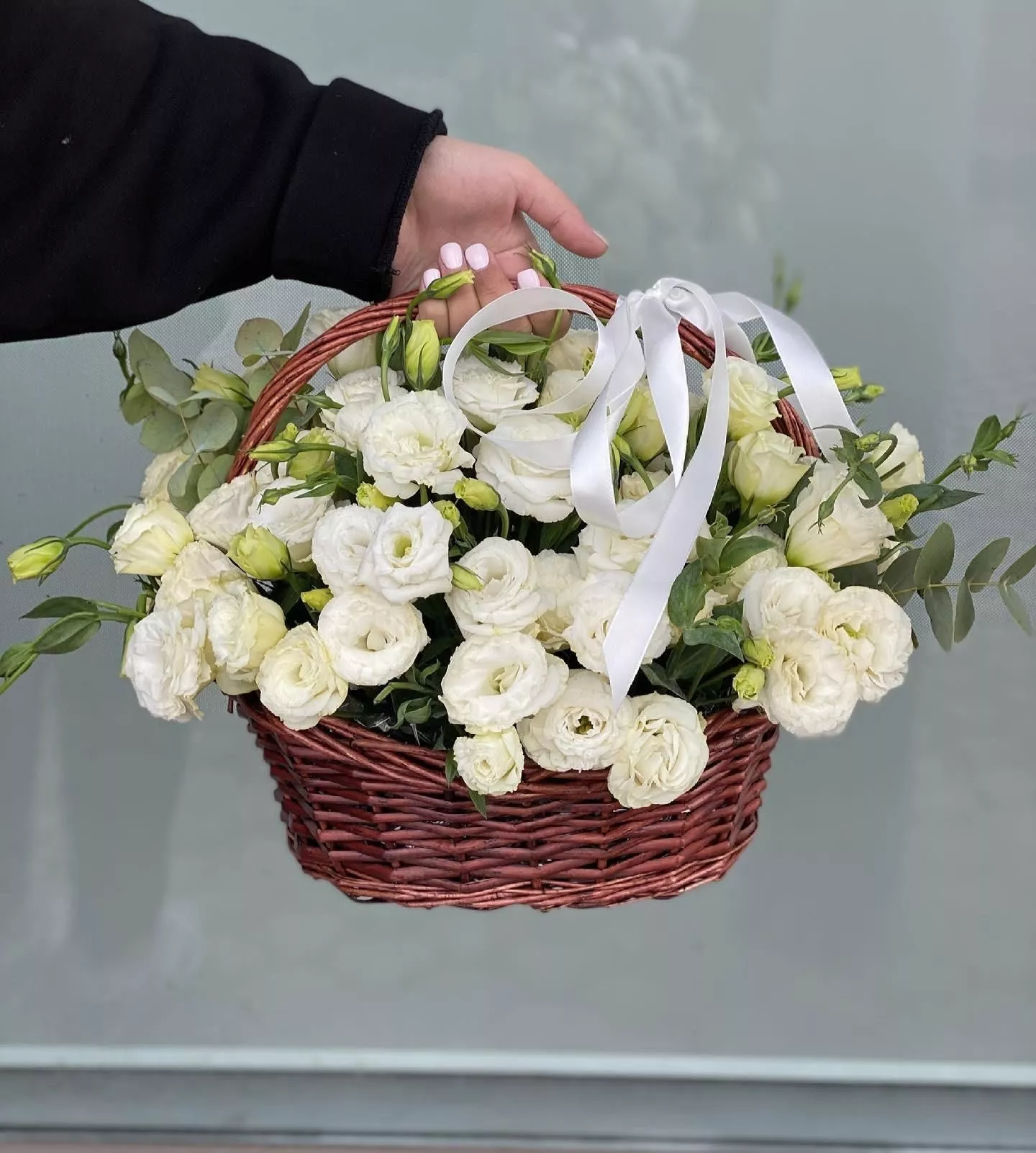 Корзинка с 25 белыми лизиантусами