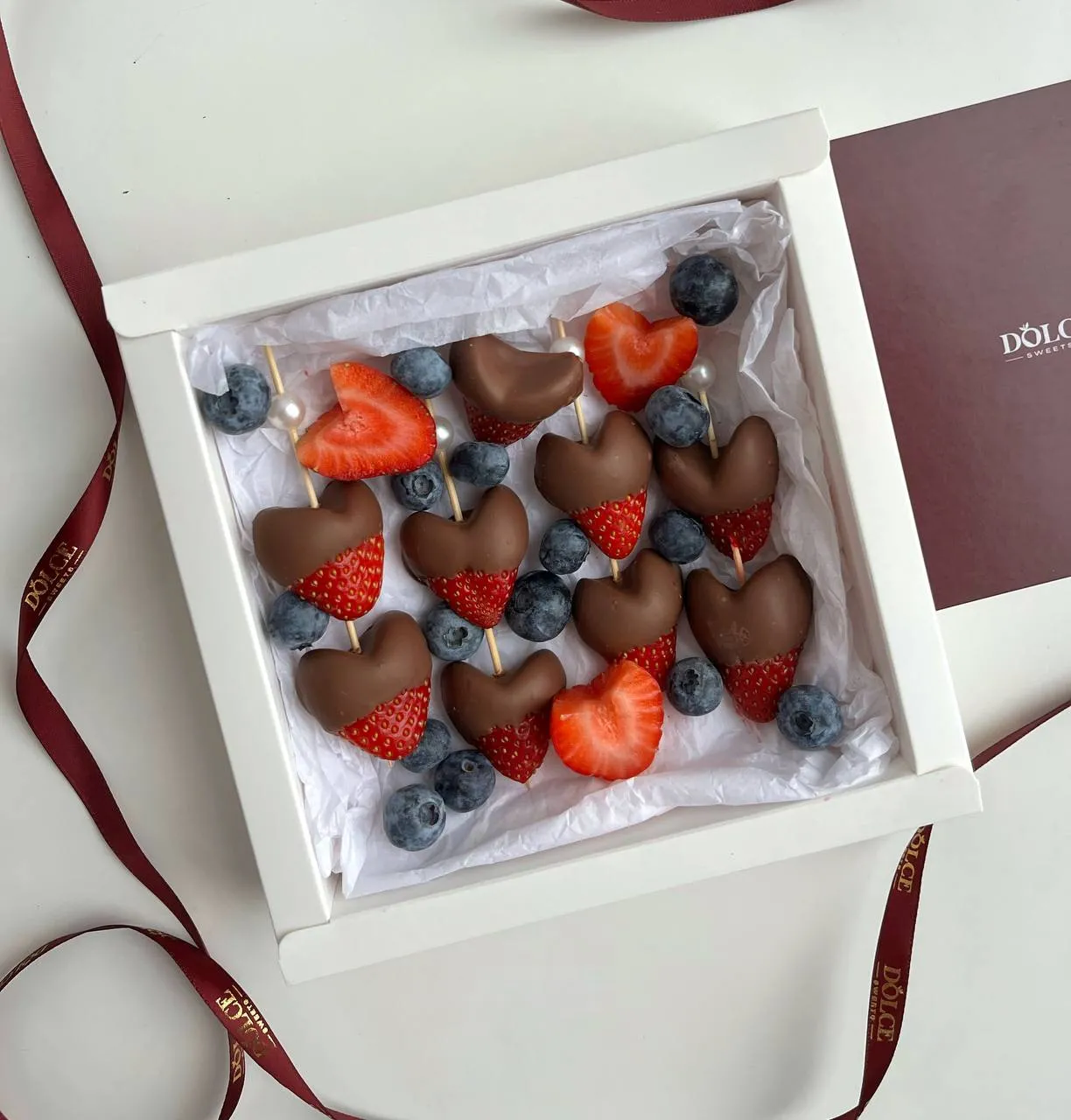 Клубничный бокс "Сердечки на палочке M"