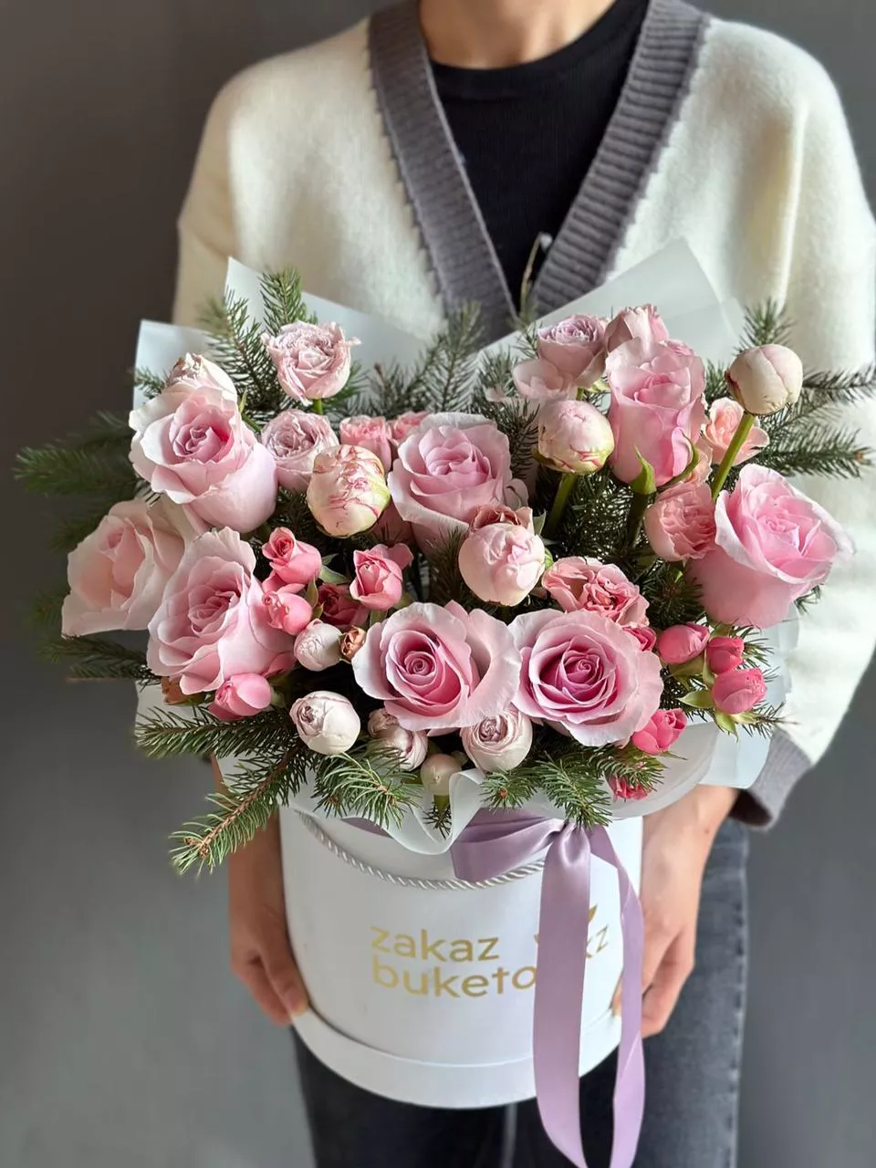 Композиция "Rose Mirage" из роз, пионов и нобилиса