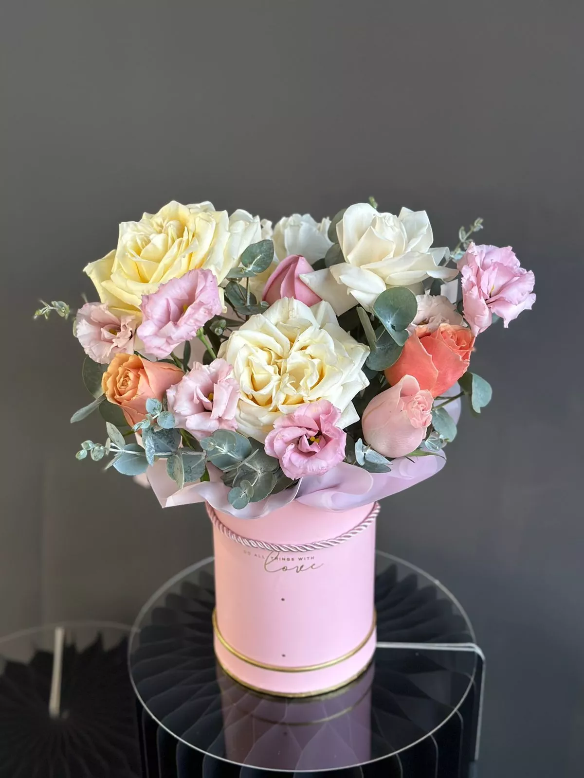 Букет "Волшебный" из роз и лизиантуса в коробке