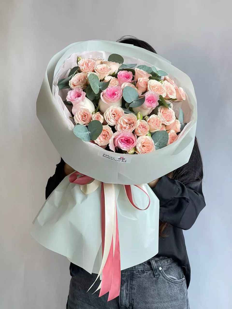 Букет "Староста" из роз и спрей роз