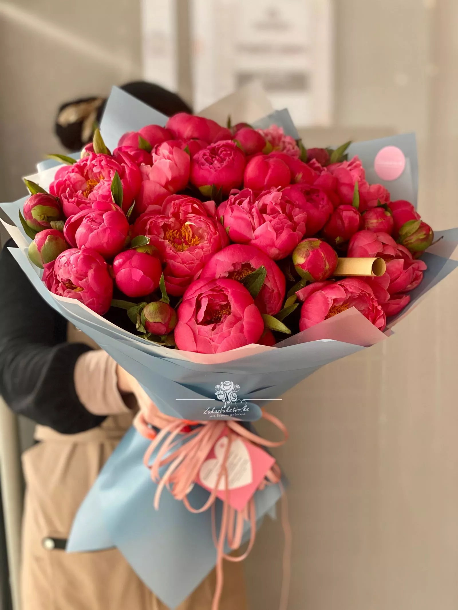 Букет из 51 голландского пиона Coral Charm