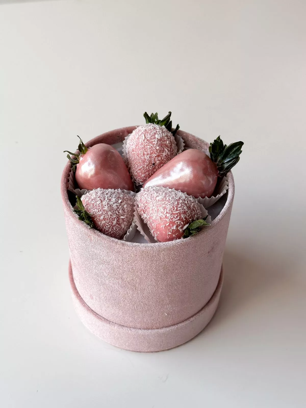 Клубничный бокс "Лиана" клубника в розовом шоколаде