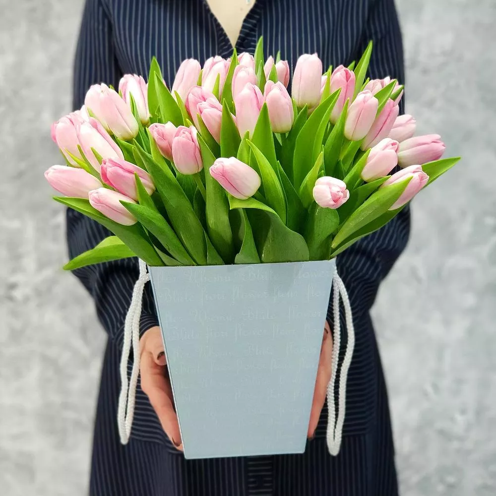 39 розовых тюльпанов в коробке