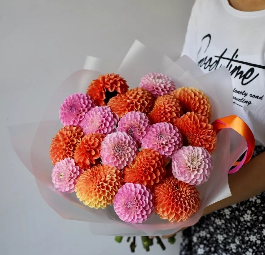 Букет из 15 ярких георгинов