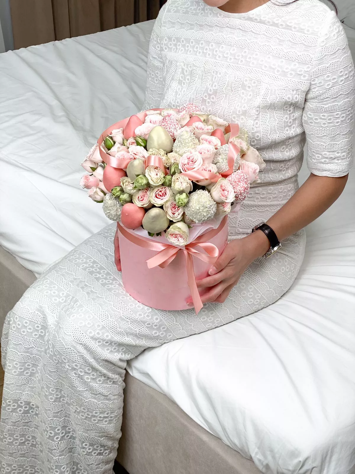 Клубничный бокс с цветами "Энн"