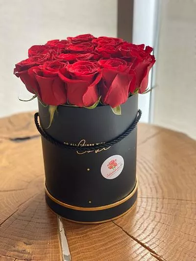 13 красных голландских роз в коробку 1