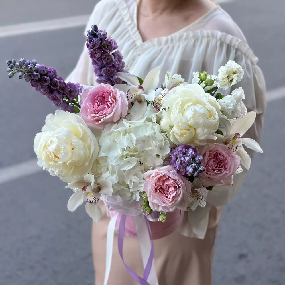 Композиция "Деманта" с альстромерией, гортензией, дельфиниумом и пионом в коробке