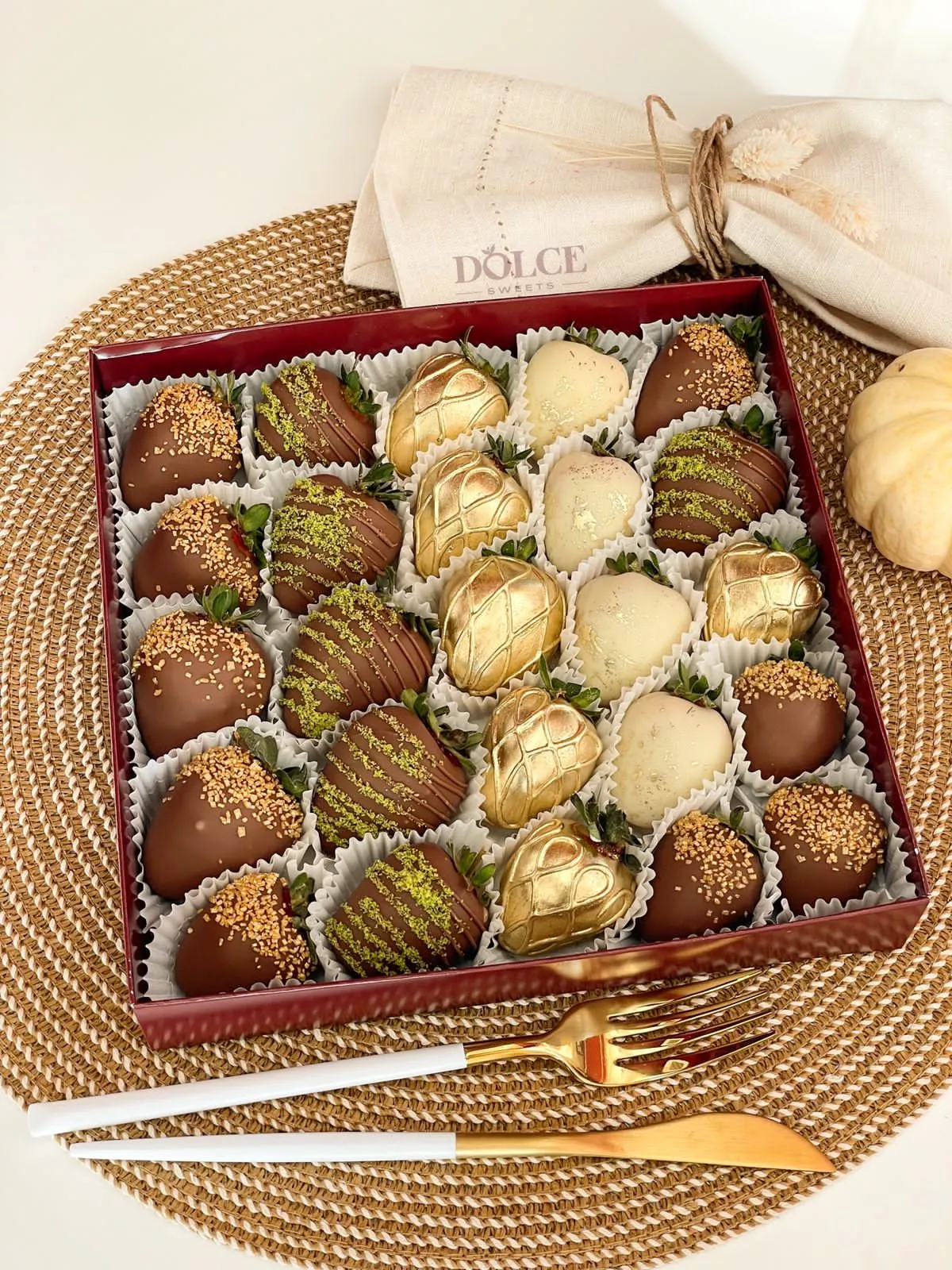 Клубничный бокс "Грильяж" клубника в молочном и белом шоколаде