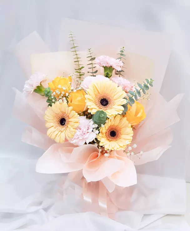 Букет "Яговна" из гербер, спрей роз, гвоздик и гипсофилы