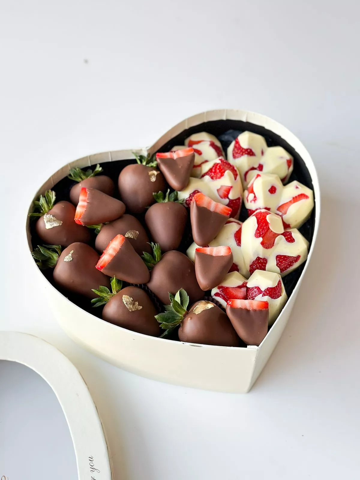 Клубничный бокс "Агата" из клубники в шоколаде в коробке в виде сердца