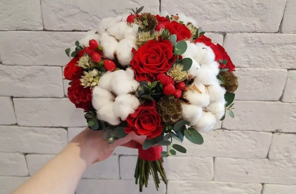 Праздничная композиция из хлопка и красной розы