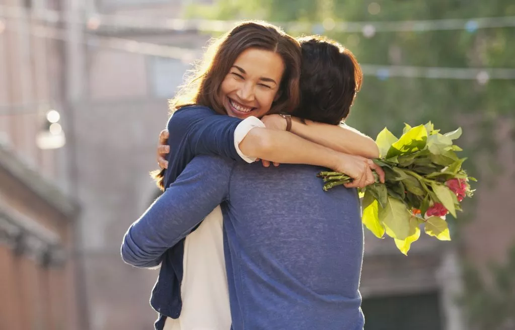 Парень дарит девушке букет цветов