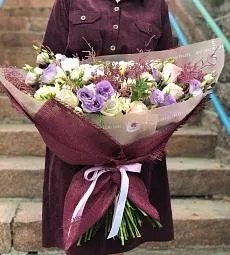 Букет "Цветочная Ария" из роз, фрезии, гвоздик, Лизиантуса и Астильбы