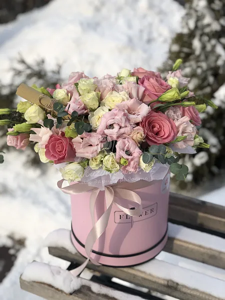 Композиция "Панорама" из роз и лизиантусов 4