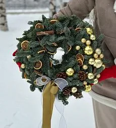 Венок "Golden Glitz" из нобилиса с шарикаами и цукатами