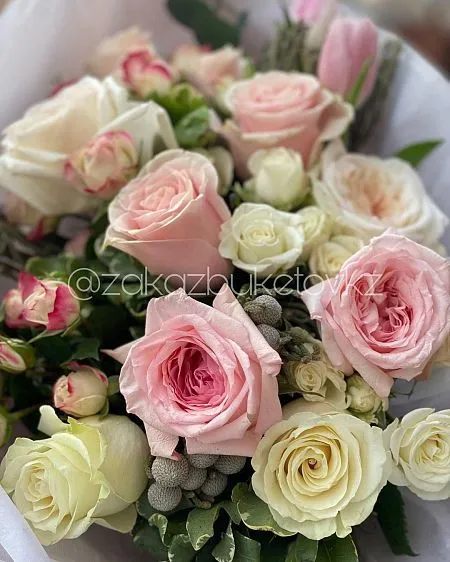 Букет "Занимательный сюжет" из роз, тюльпан, Озотамнуса и брунии 3