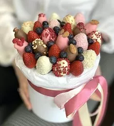 Клубничный бокс "Долорес" клубника в белом и молочном шоколаде с голубикой и орешками