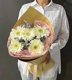 Букет из 5 светлых гербер с эвкалиптом