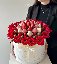 Клубничная композиция "Королева" клубника в итальянском шоколаде и голландские розы в коробке
