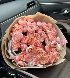 Букет "Elowen" из пионовидных спрей роз в оформлении