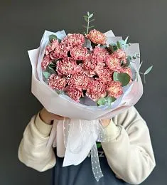 Букет из 19 гвоздик с эвкалиптом