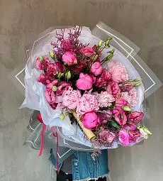 Композиция "Лана Рэй" из пионов и лизиантуса