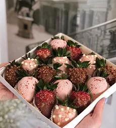 Клубничный бокс "Пушистик"  клубника в молочном и розовом шоколаде