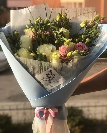 Букет "Луиза" из лизиантусов и роз 2