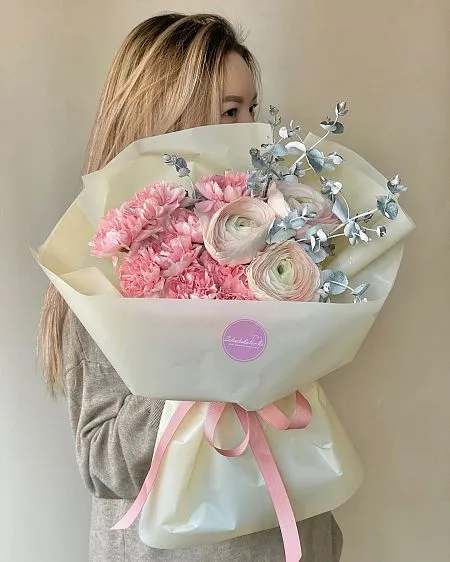 Букет "Милд" из Ранункулюса и гвоздик  1