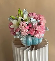 Композиция в тыкве "Sensation" из лилий, лизиантуса и роз