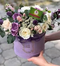 Композиция в коробке "Этюд" из астильбы, маттиолы, гвоздик и роз