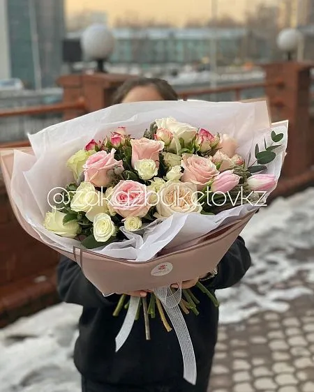 Букет "Занимательный сюжет" из роз, тюльпан, Озотамнуса и брунии 4