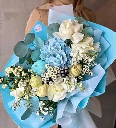 Букет "Картье" из гортензий, маттиолы, роз, хризантем и кукурбиты