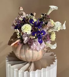 Композиция в тыкве "Глорияда" с гортензией, гвоздикой, ирисом и каллами