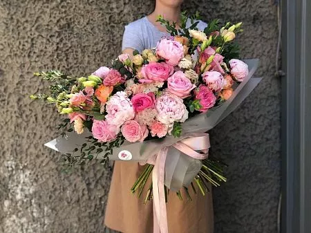 Композиция "Английский завтрак" из лизиантуса, гвоздик, роз, пионов и эвкалипта  6