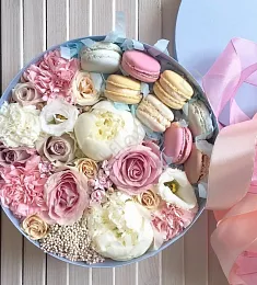 КОРОБОЧКА С МАКАРУНАМИ И ПИОНЫ