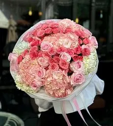Букет "Хикари" из гортензий и роз