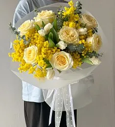 Букет "Marie" из мимозы, тюльпанов и роз