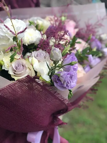 Букет "Цветочная Ария" из роз, фрезии, гвоздик, Лизиантуса и Астильбы 3