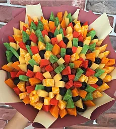 Съедобный букет "Закусочный" с сыром и оливками