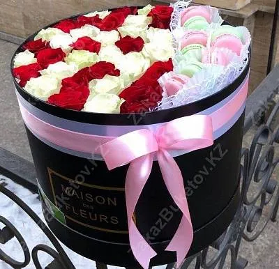 Коробка MAISON с голландской розой и французскими макаронс 1
