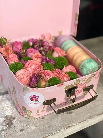 Сундучок с цветами и французскими макаронс 8