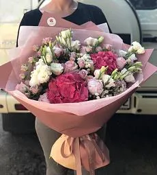 Букет "Шелли" из гортензий, лизиантусов, роз и пионов