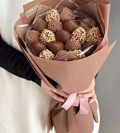 Клубничный букет "Линда"  клубника в молочном шоколаде с ореховой посыпкой