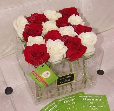Голландские розы в стеклянной коробке maison des FLEURS 1