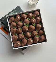 Клубничный бокс "Шарм" клубника в молочном шоколаде
