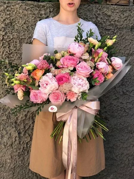 Композиция "Английский завтрак" из лизиантуса, гвоздик, роз, пионов и эвкалипта  11