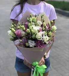 Букет из 9 белых и фиолетовых лизиантусов